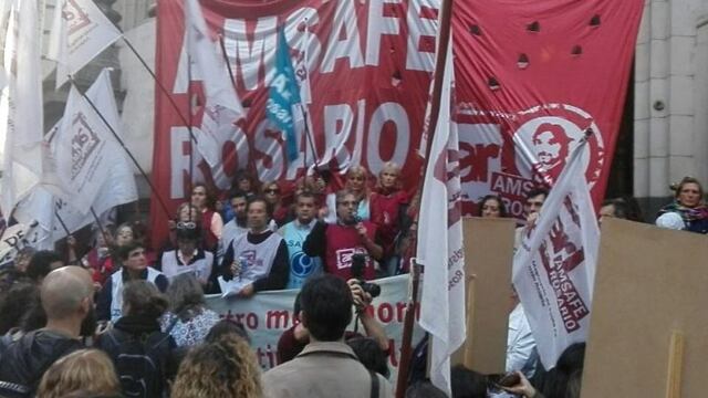 Los gremios docentes rosarinos organizaron un acto para repudiar la represiu00f3n a los maestros en la ciudad de Buenos Aires.
