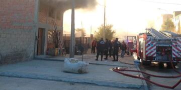 Bomberos y policía acudieron al lugar donde se produjo el incendio\u002E
