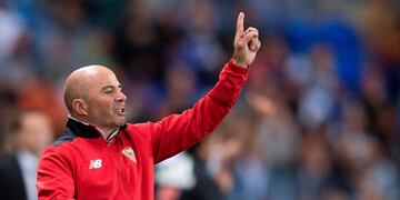 Sevilla's Argentinian head coach Jorge Sampaoli gestures on the sideline during the Spanish league football match Malaga CF vs Sevilla FC at La Rosaleda stadium in Malaga on May 1, 2017. / AFP PHOTO / JORGE GUERRERO espau00f1a Jorge Sampaoli campeonato torneo liga espau00f1ola espau00f1ol futbol futbolistas partido malaga sevilla