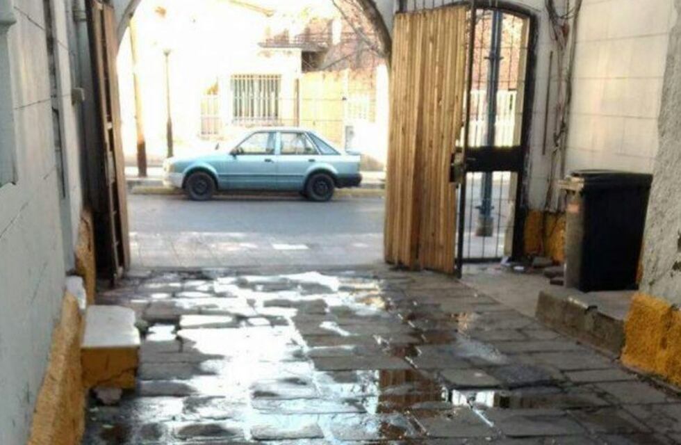 Desborde cloacal e invasión de cucarachas en una comisaría