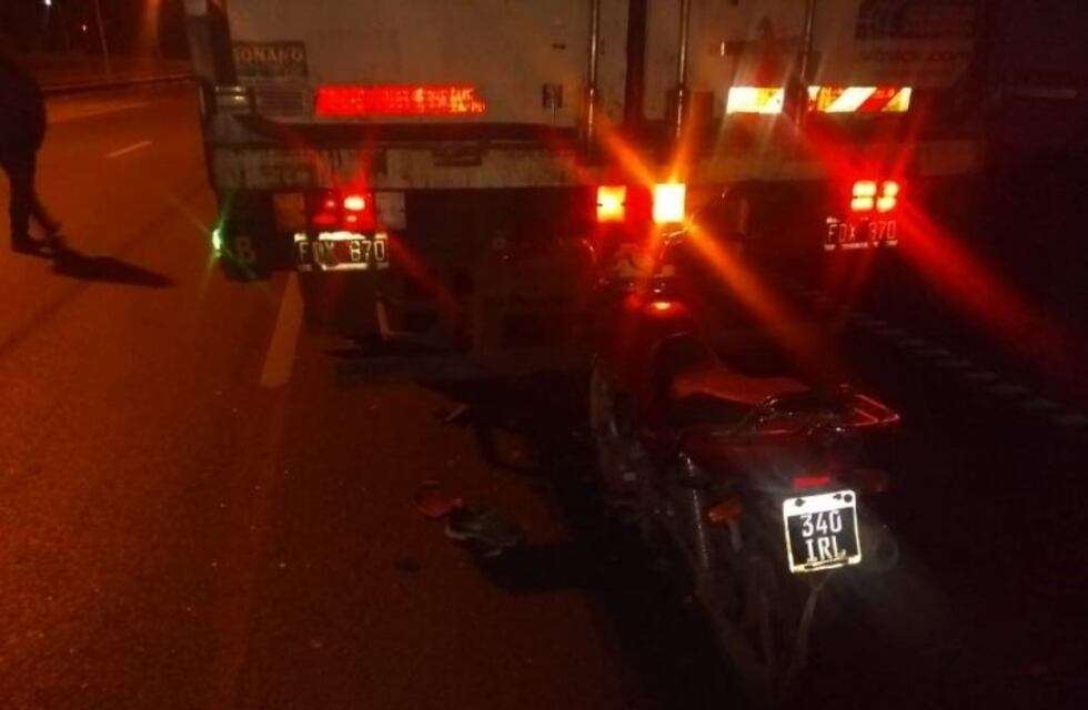 Un motociclista murió luego de chocar contra un camión sobre Circunvalación