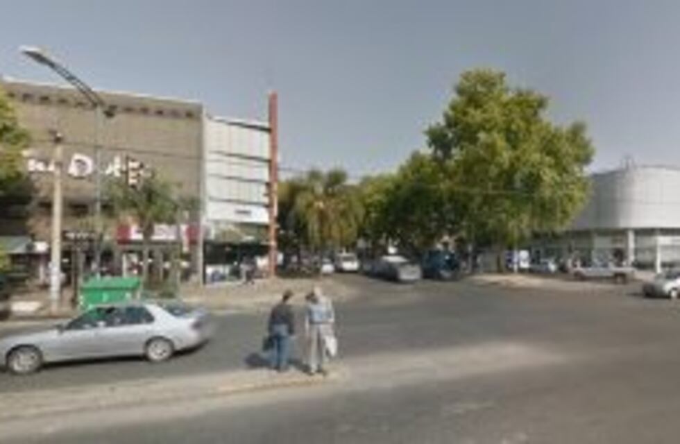 Vecinos de Uriburu y San Martín defendieron a una mujer que era golpeada por su pareja en la calle