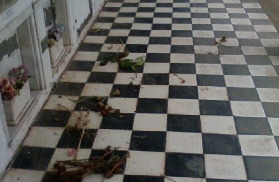 Destruyeron el baño del cementerio de Ramallo y se llevaron hasta las placas