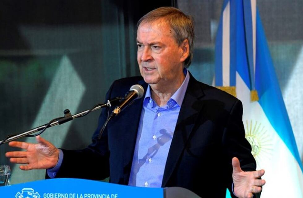 Schiaretti: "La ciudad de Córdoba y las del Gran Córdoba seguirán con la misma restricción"