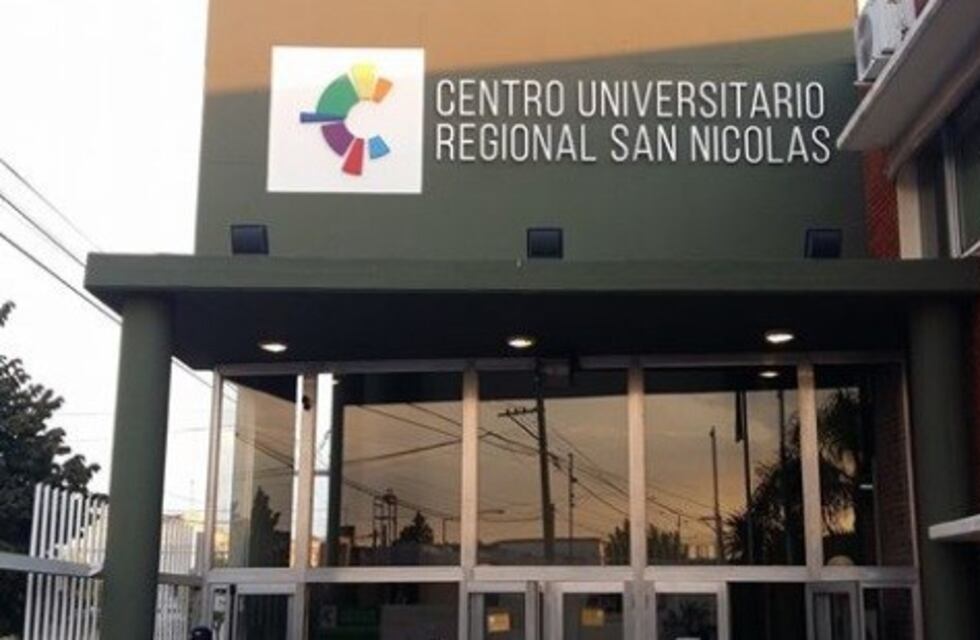 Repudio en la sede local de la UNR por colocación de molinetes en el ingreso