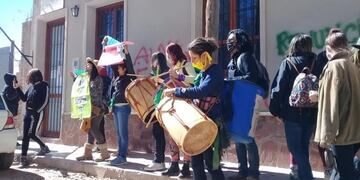 Las interantes de los colectivos de mujeres se manifestaron reclamando la renuncia del ayudante fiscal Alancay\u002E