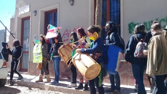 Las interantes de los colectivos de mujeres se manifestaron reclamando la renuncia del ayudante fiscal Alancay\u002E