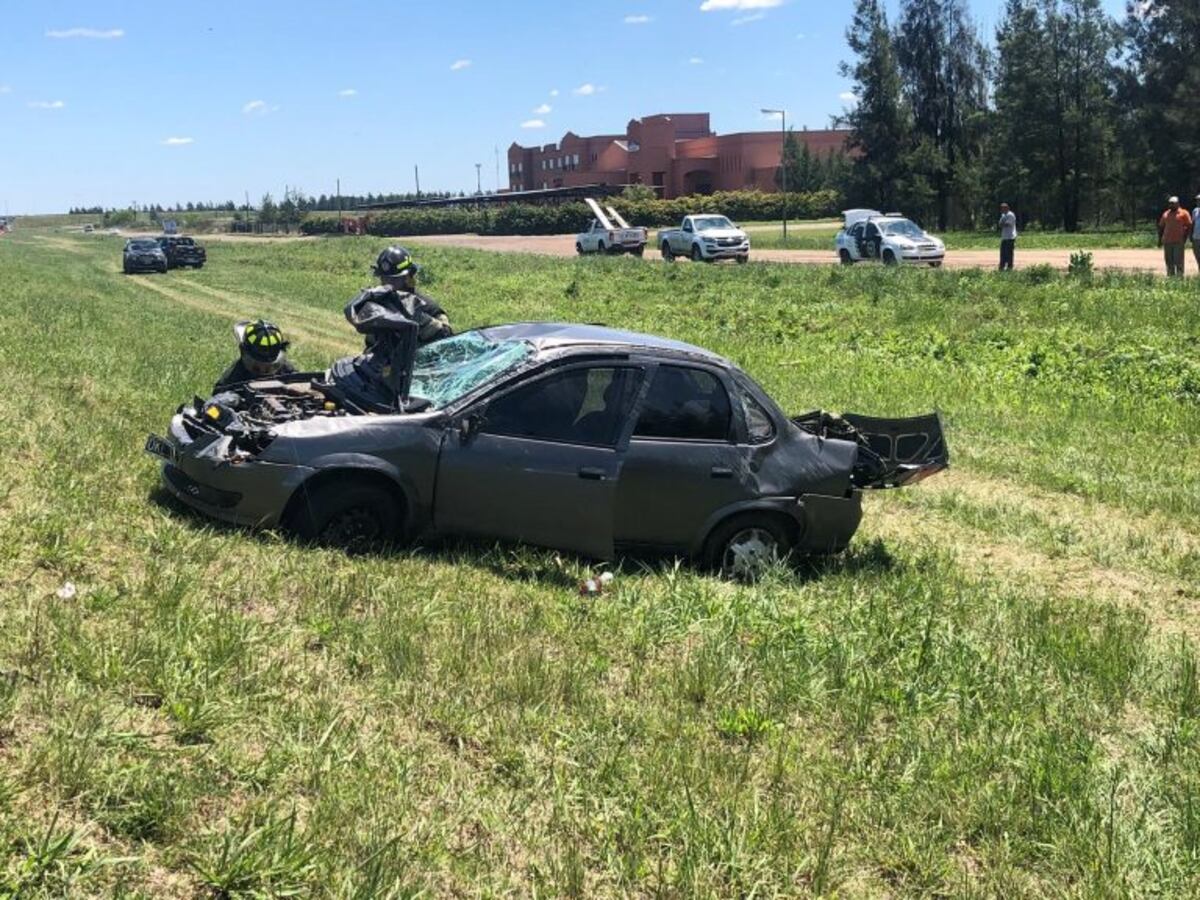 Un Chevrolet Corsa despistó y terminó sobre el terraplén del corredor vial\u002E (@d_h_terra)