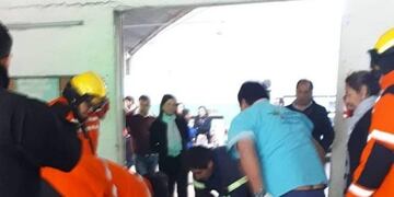 Momento en el que la mujer era trasladada al hospital