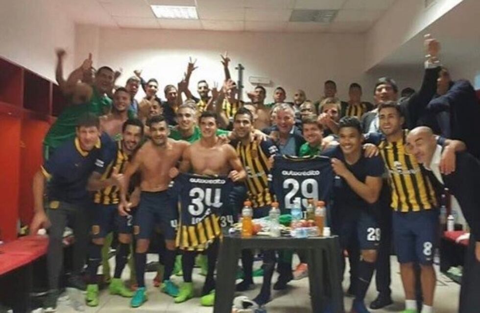 El festejo canalla en el vestuario tras el triunfo en el Clásico