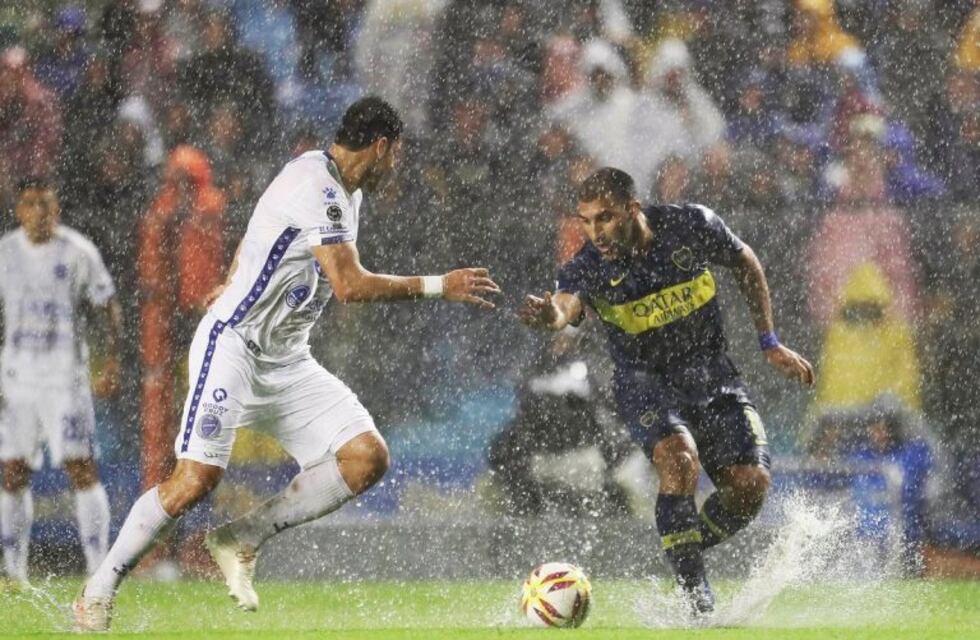 Curiosa noche en La Bombonera: los memes por la lluvia y el festejo "anti-River" de Boca