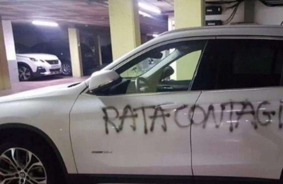 En España le pintaron el auto y le pincharon las ruedas a una médica: "Rata contagiosa"