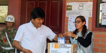 AME4249\u002E Villa Turani (Bolivia), 27/01/2019\u002E- A handout picture made available by the Bolivian Information Agency (ABI), shows Bolivia's President Evo Morales, while voting during the primary elections at the central town of Villa Turani, Bolivia, 27 January 2019\u002E Morales said on Sunday that the primaries that celebrate their country for the first time open a new stage, for the internal democratization of political parties\u002E 'Today, 27 January 2019, another stage begins to democratize political parties, it will be historic' he said after casting his vote in the central town of Villa Turani, one of his electoral fiefdoms\u002E (Elecciones) EFE/EPA/ABI / HANDOUT HANDOUT EDITORIAL USE ONLY/NO SALES