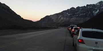 A esta hora se registra una cola de un kilómetro en el complejo chileno Los Libertadores\u002E