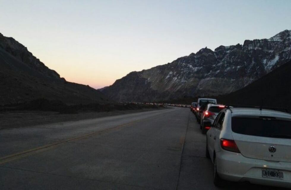 Alta Montaña: un kilómetro de autos para ingresar a Chile