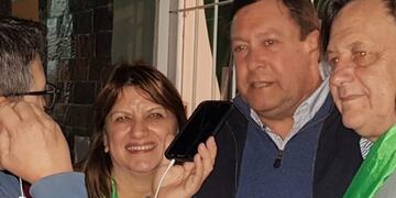 Viviana Germanier junto al gobernador Weretilneck tras ganar las elecciones municipales en Catriel\u002E
