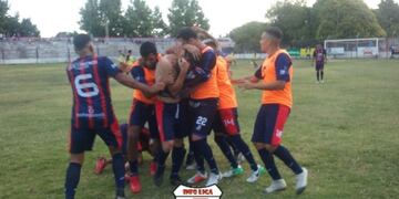 Los Turcos golearon y se afianzan en la punta de su zona\u002E