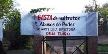 Padres y docentes toman la Escuela n°50 de Corpus en reclamo por actitudes violentas de la directora, Delia Tañski\u002E