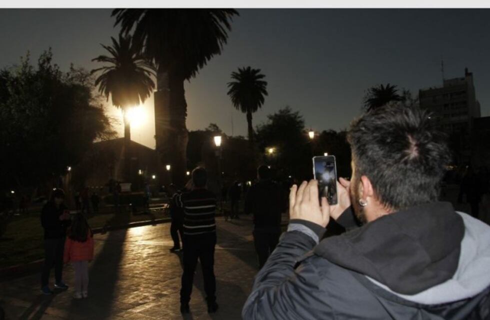 Eclipse solar: el momento en el que la Plaza 25 se puso de noche