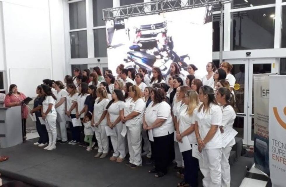 Estudiantes de la tecnicatura de enfermería recibieron su titulo