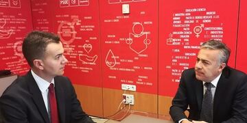 Alfredo Cornejo reunido con Héctor Gómez Hernández, quien se desempeña como secretario del Área de Relaciones Internacionales de la CEF-PSOE (Partido Socialista Obrero Español)\u002E