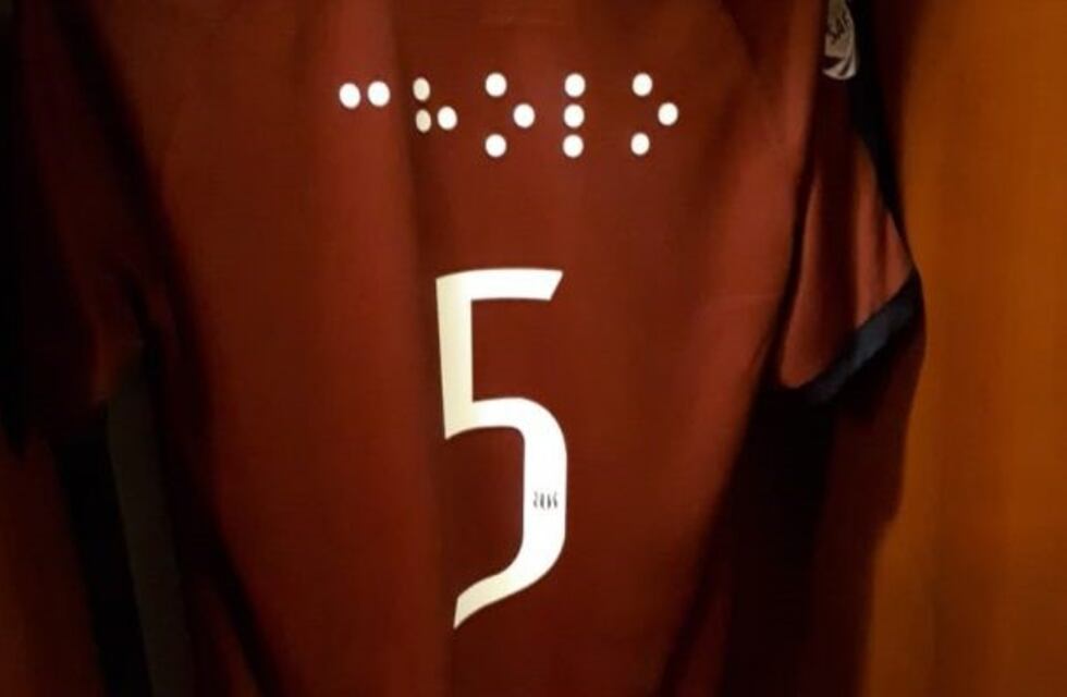 Ejemplar: los jugadores de Talleres vestirán camisetas con sus nombres escritos en braille