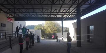 La Calera: empleados de A Granel esperan el turno para realizarse los hisopados\u002E