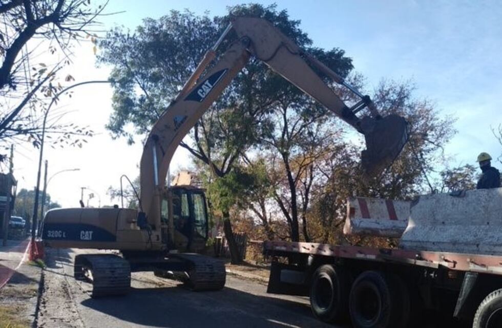 Se hundió una grúa a la altura del puente Tablada y cortaron el tránsito en la zona