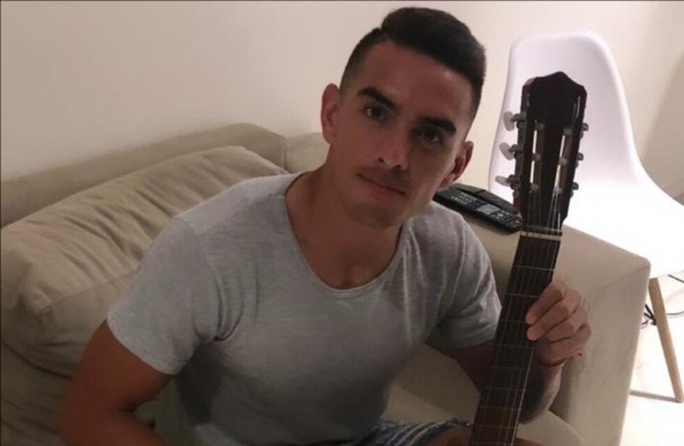 Enzo Díaz, el defensor de Talleres que mete, raspa y toca... la guitarra