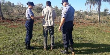 Detuvieron a un hombre por atacar con una pala a adolescentes\u002E