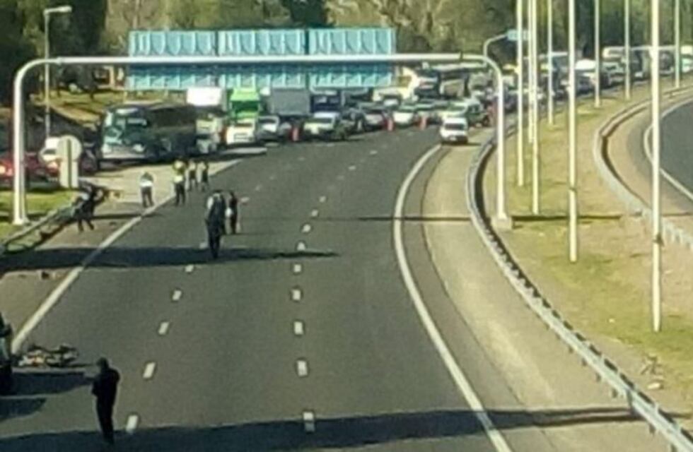Un motociclista falleció tras chocar contra una baranda en el Acceso Sur