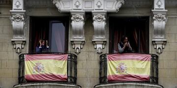 People confined in their homes applaud from their balconies in support of healthcare workers during the lockdown amid the coronavirus disease (COVID-19) outbreak in Madrid, Spain, April 4, 2020\u002E REUTERS/Juan Medina