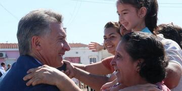 El presidente fue a charlar con una familia de Quimilí para conocer sus necesidades\u002E Foto: Vía País\u002E