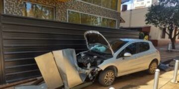 Un vehículo despistó y chocó en el centro Cívico de Oberá, no hay heridos.