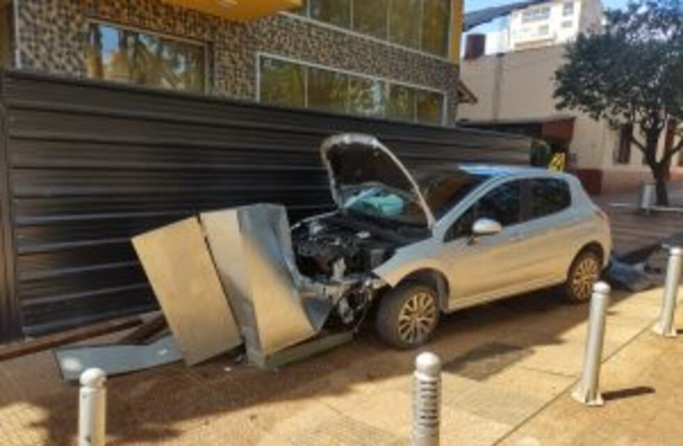 Un vehículo despistó y chocó en el centro Cívico de Oberá, no hay heridos