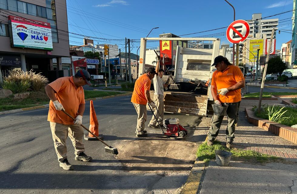 Servicios Públicos en Carlos Paz: Continúan los trabajos de bacheo y mantenimiento en los distritos Centro y Oeste