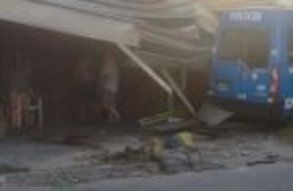 Revisan cámaras de seguridad y el GPS del móvil policial que protagonizó el accidente en Ameghino y 1º de Mayo