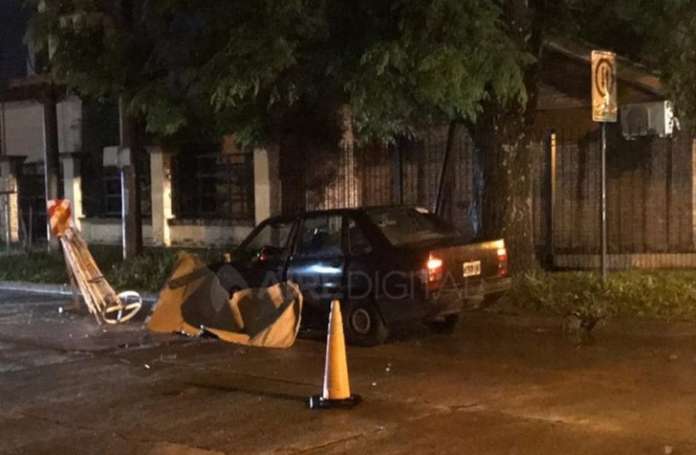 Sacó la cabeza por la ventanilla, se estrelló contra un volquete y murió