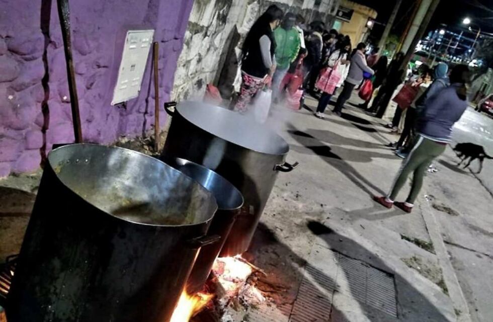 Acción solidaria: vecinos hacen "ollada popular" y alimentan a más de 50 familias