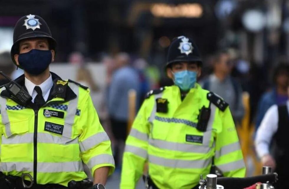 Video: arrestaba a un adolescente y recibió un cabezazo que casi lo noquea