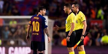 Lionel Messi no le quiso dar la mano al árbitro que perjudicó al Barcelona en el empate frente a Girona\u002E