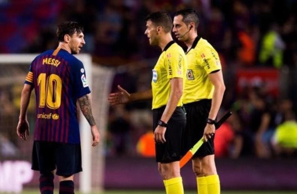 El desplante de Messi cuando el árbitro que perjudicó al Barcelona lo quiso saludar