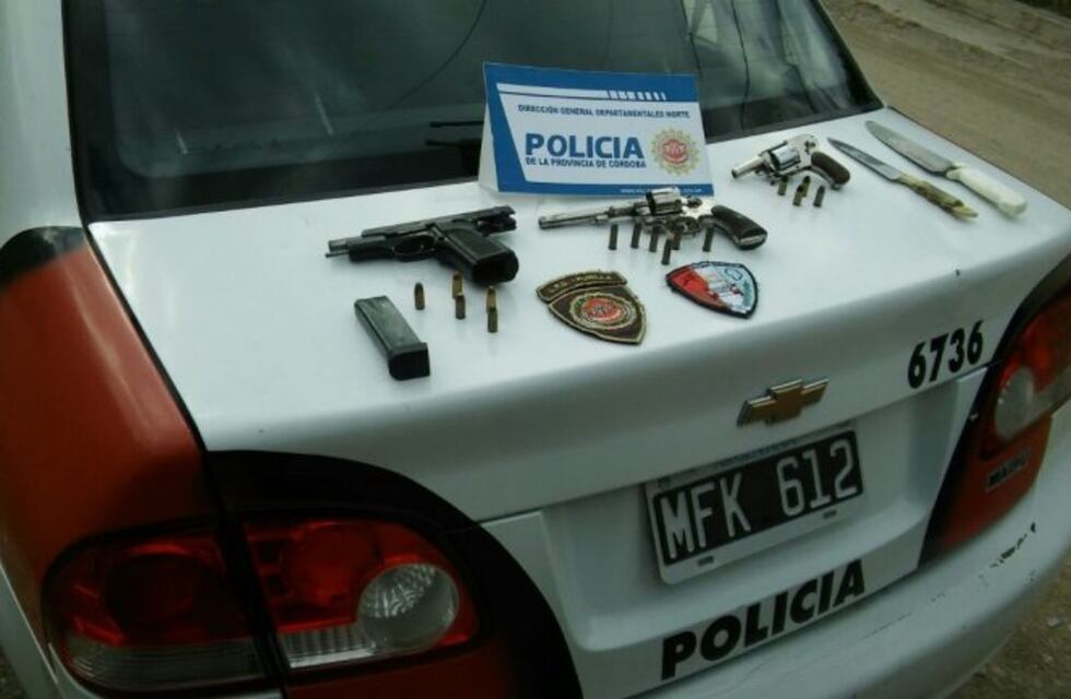 Golpeó a su pareja y la amenazó con pistolas y cuchillos