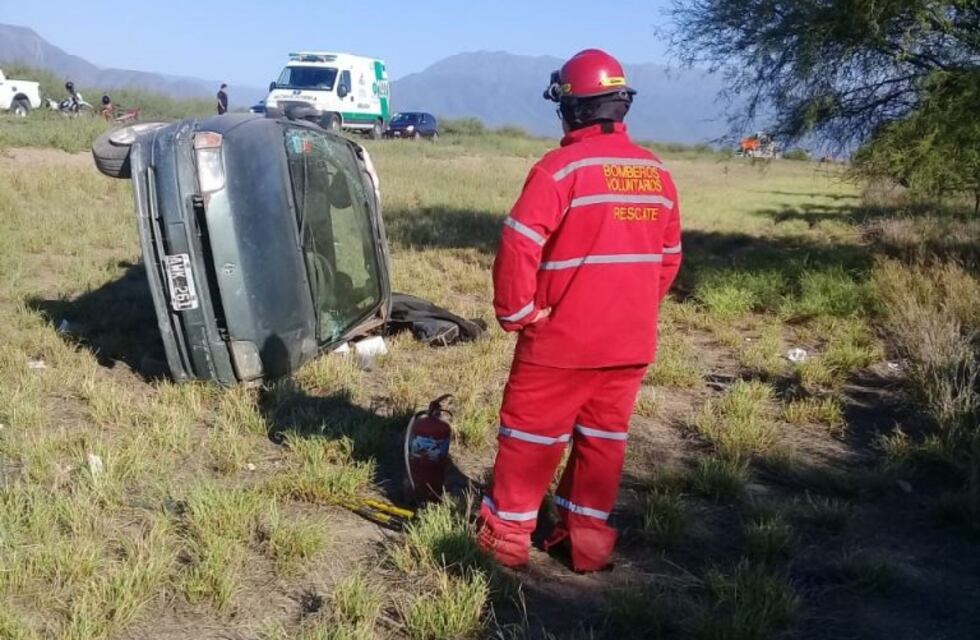 Automovilista intentó esquivar un perro y volcó