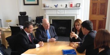 Firma de un convenio de cooperaciu00f3n sobre derechos humanos entre el alcalde de Liverpool, Joe Anderson, y la intendenta de Rosario, Mu00f3nica Fein.