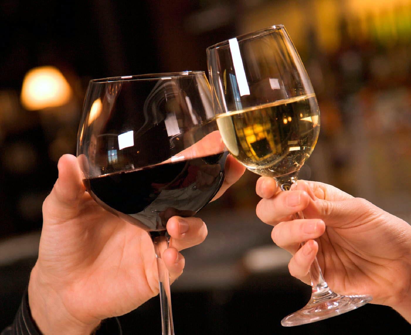 Los centros de mesa con velas flotantes reutilizan copas dañadas y aportan elegancia y calidez a cualquier ambiente.