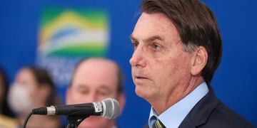 24/03/2020 HANDOUT - 24 March 2020, Brazil, Brasilia: Jair Bolsonaro, President of Brazil, attends a press conference\u002E Brazil has also closed the last of its ten land borders due to the coronavirus (COVID-19) pandemic\u002E Photo: Isac Nóbrega/Palacio Planalto/dpa - ACHTUNG: Nur zur redaktionellen Verwendung im Zusammenhang mit der aktuellen Berichterstattung und nur mit vollständiger Nennung des vorstehenden Credits POLITICA INTERNACIONAL Isac Nóbrega/Palacio Planalto/d / DPA