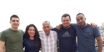 Alberto Vene junto a su familia\u002E