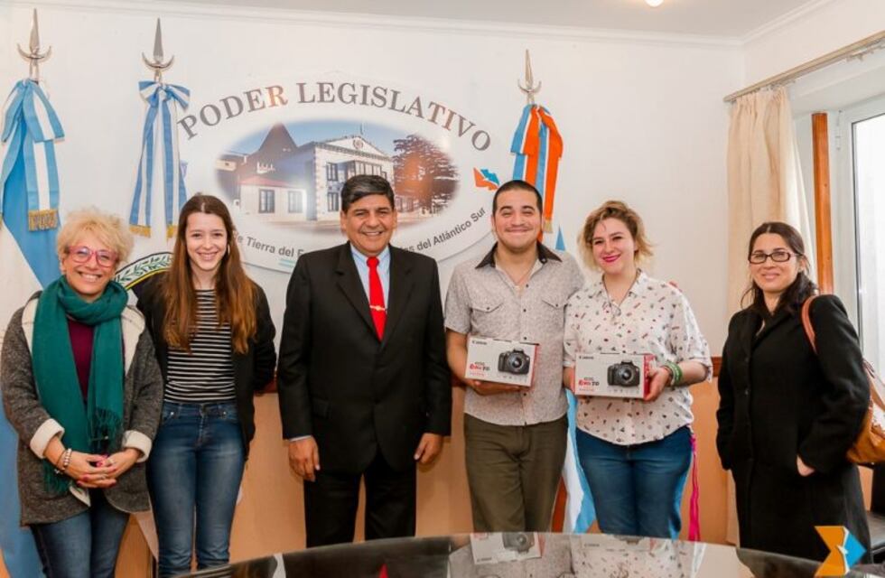 Dos cámaras réflex se suman al CENT Nº 11 de Ushuaia