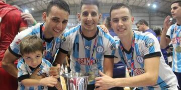 Los mendocinos junto a la Copa del Mundo\u002E